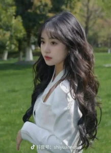 Uốn tóc có nên dùng dầu xả? Bí quyết giữ nếp lâu như salon