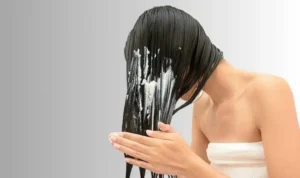 Uốn tóc có nên dùng dầu xả? Bí quyết giữ nếp lâu như salon